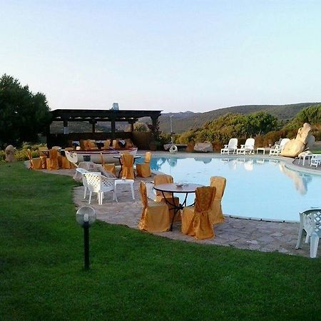 Hotel Ristorante La Tana Di Li Mazzoni Trinità dʼAgultu Buitenkant foto