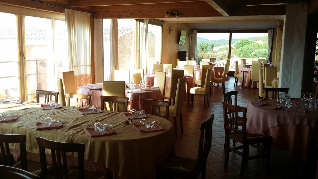 Hotel Ristorante La Tana Di Li Mazzoni Trinità dʼAgultu Buitenkant foto