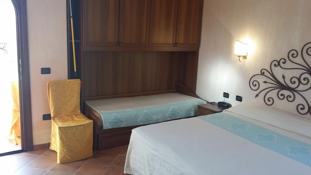 Hotel Ristorante La Tana Di Li Mazzoni Trinità dʼAgultu Buitenkant foto