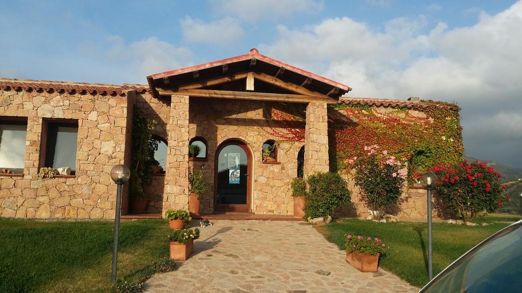 Hotel Ristorante La Tana Di Li Mazzoni Trinità dʼAgultu Buitenkant foto