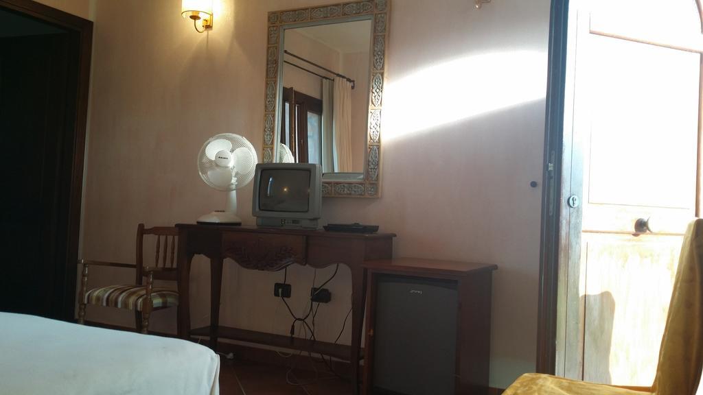 Hotel Ristorante La Tana Di Li Mazzoni Trinità dʼAgultu Buitenkant foto