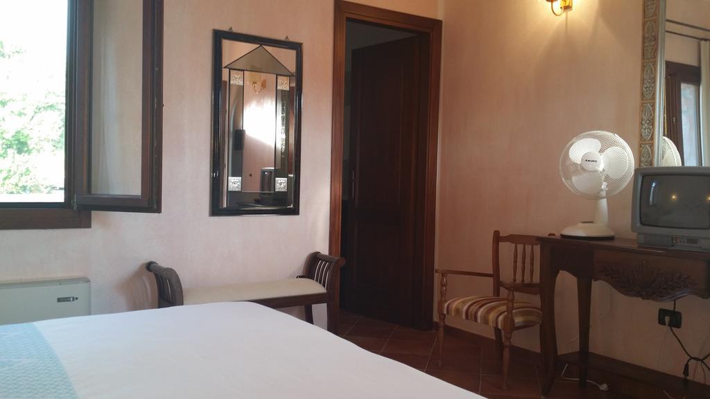 Hotel Ristorante La Tana Di Li Mazzoni Trinità dʼAgultu Buitenkant foto